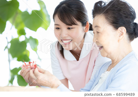 護理圖像高級婦女和保姆折疊摺紙 護理圖像高級婦女和保姆折疊摺紙 68599489