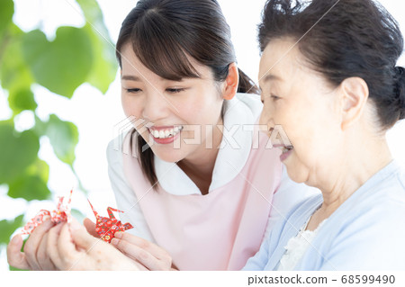 護理圖像高級婦女和保姆折疊摺紙 68599490