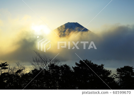 Yamanashi Prefecture, the first sunrise of Lake Motosu 68599670