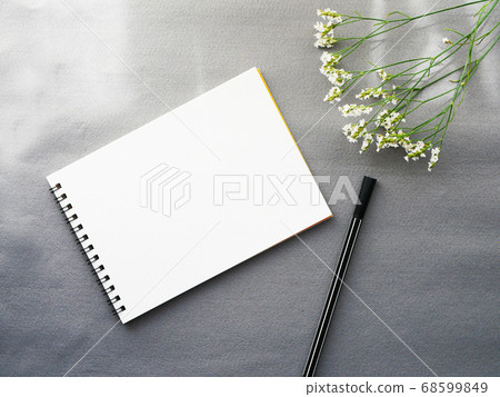 Stylish chic image with memo and pen flowers on gray background Stylish chic image with memo and pen flowers on gray background 68599849