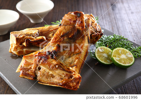 Grilled beef with tuna 68601996