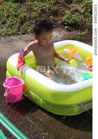 Japanese boy playing in a vinyl pool (3 years old) 68602803