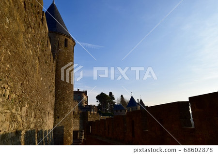 Carcassonne Castle at dusk 68602878