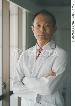 男性穿著50多歲的白色外套 68603757