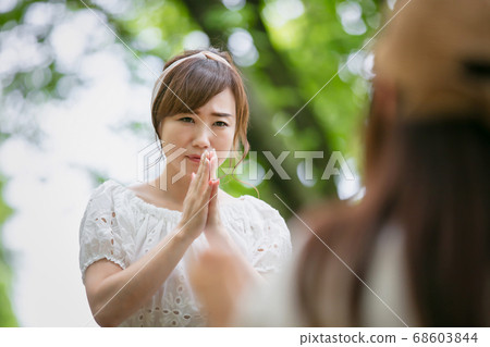 Asian woman who was late for the meeting (apology) 68603844