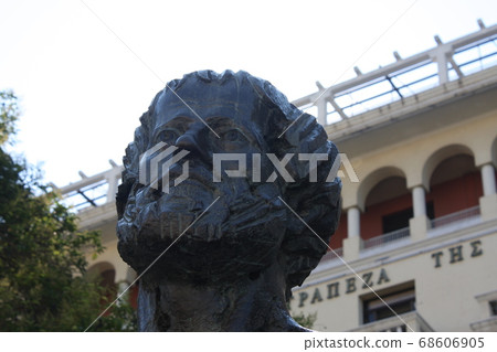 Statue of Aristotle (Thessaloniki)  68606905