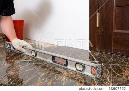 The master checks the tile surface's tile level 68607562