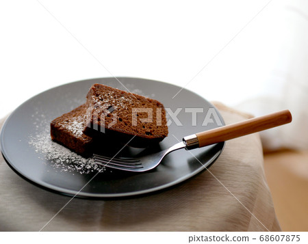 Gateau chocolate placed on the windowsill 68607875