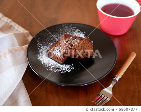 桌上擺放的特製巧克力和涼茶 68607877