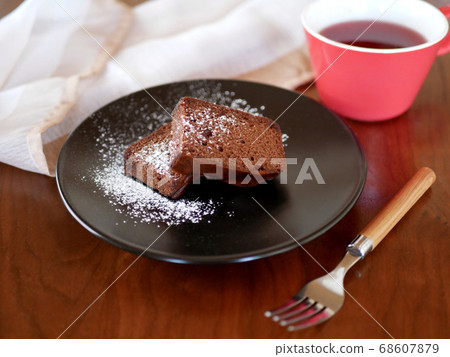 Gateau chocolate and herbal tea placed on the table 68607879