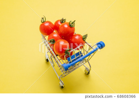 A heap of cherry tomatoes on a cart, like shopping 68608366