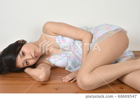 躺在桌子上的女人 躺在桌子上的女人 68609547