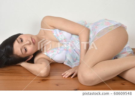 躺在桌子上的女人 躺在桌子上的女人 68609548