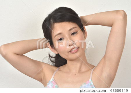 躺在桌子上的女人 躺在桌子上的女人 68609549