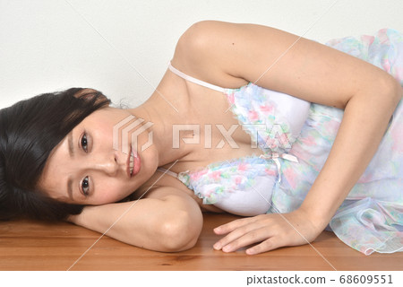 躺在桌子上的女人 躺在桌子上的女人 68609551