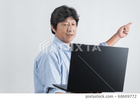 中年男子在遠程工作 中年男子在遠程工作 68609772