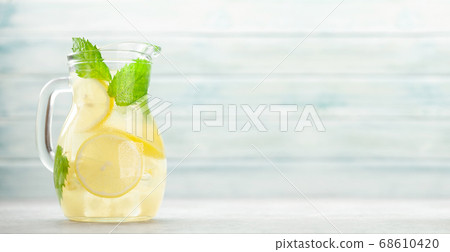 Lemon and mint homemade lemonade 68610420