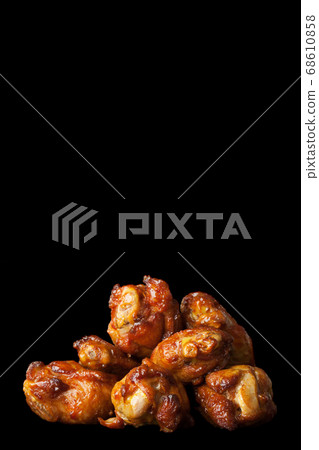 delicious chicken wings 68610858