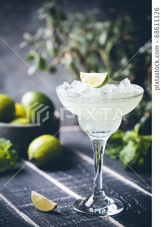 margarita cocktail with lime 68611126