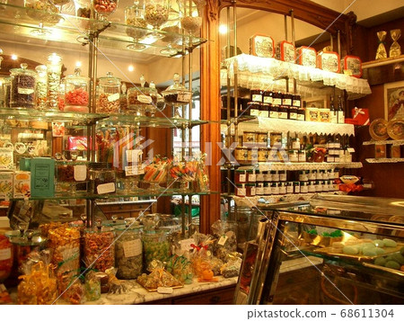 Paris candy store 68611304