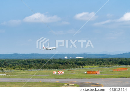 Airplane landing at New Chitose Airport (JAL) Airplane landing at New Chitose Airport (JAL) 68612314