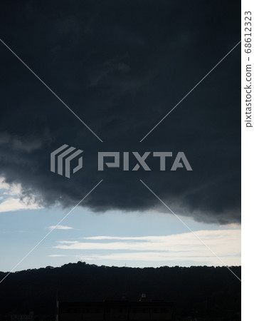 游擊隊大雨天空的圖像盛夏的晴朗的藍天和雨雲的邊界 游擊隊大雨天空的圖像盛夏的晴朗的藍天和雨雲的邊界 68612323