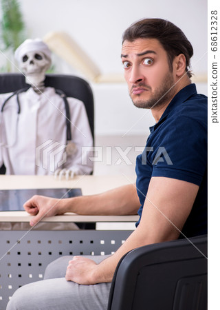 Young man visiting dead doctor 68612328