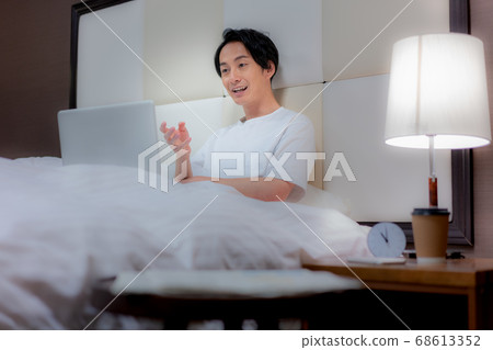 A young man in a futon talking to her in a zoom 68613352