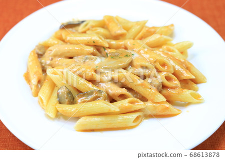 美味的意大利面，牛肝菌蘑菇番茄奶油醬 68613878