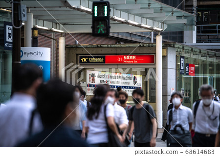 日本的東京城市景觀人們在炎熱的天氣中在秋葉原車站前戴著面具走... = 8月18日 日本的東京城市景觀人們在炎熱的天氣中在秋葉原車站前戴著面具走... = 8月18日 68614683