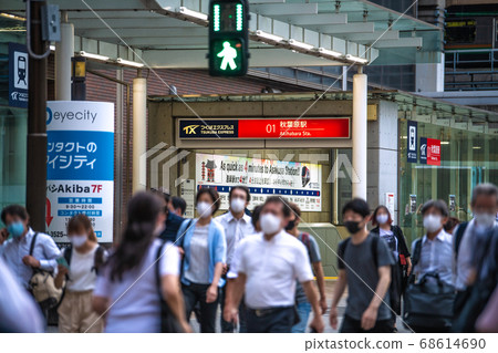 日本的東京城市景觀人們在炎熱的天氣中在秋葉原車站前戴著面具走... = 8月18日 日本的東京城市景觀人們在炎熱的天氣中在秋葉原車站前戴著面具走... = 8月18日 68614690