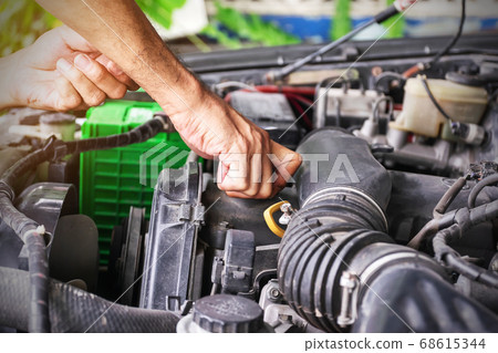 Closing the engine oil lid. 68615344