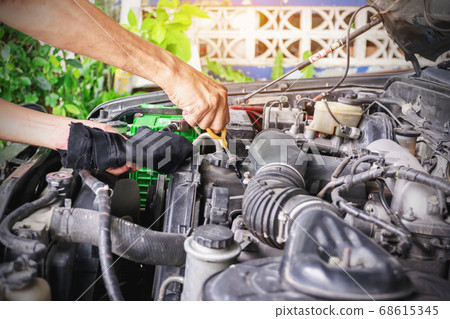 Checking the level of engine oil. 68615345