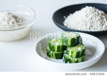 Make pickled cucumber with salt and malt Make pickled cucumber with salt and malt 68615800