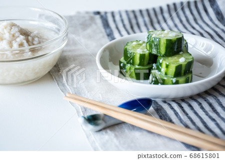 Make pickled cucumber with salt and malt Make pickled cucumber with salt and malt 68615801