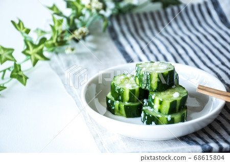 Make pickled cucumber with salt and malt Make pickled cucumber with salt and malt 68615804