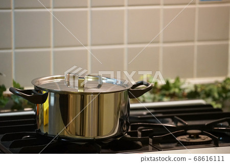 Kitchen hands 68616111