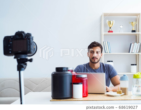 Sports blogger talking about protein nutrition 68619027