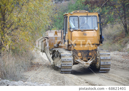 Quarry aggregate with heavy duty machinery. 68621401