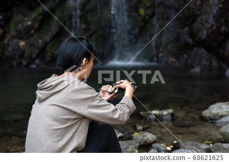 Asian woman eat sushi Asian woman eat sushi 68621625