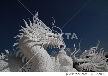 白色納迦守衛著通往泰國清萊，Wat Phai Prakun的巨型白色佛像的長長的石階 68622092