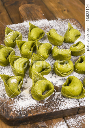 tortellini e tortelloni typical dishes emilia italy tortellini e tortelloni typical dishes emilia italy 68622104
