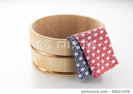 木製浴缸和毛巾 68622409