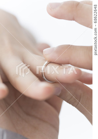 Bride and groom exchange rings 68622648