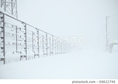 Poor visibility on winter roads with snow fences Poor visibility on winter roads with snow fences 68622748