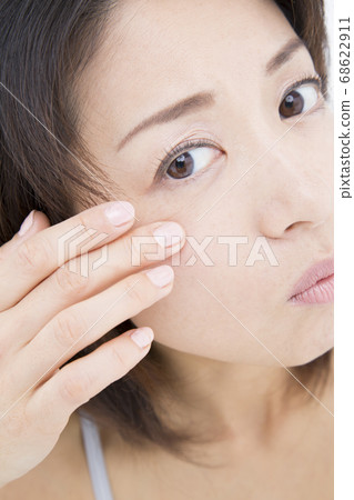 女性患有眼部皺紋 68622911