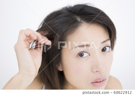 Woman suffering from hair 68622912