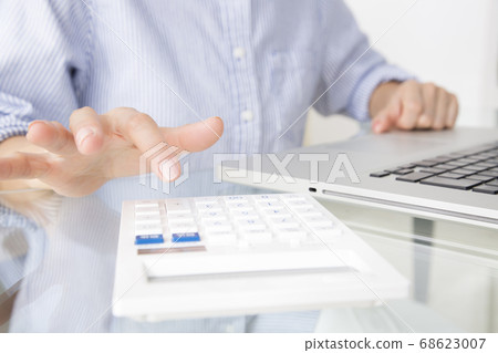 A woman holding a household account book A woman holding a household account book 68623007