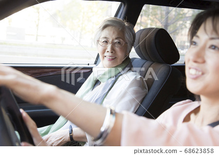 女兒和母親開車 68623858