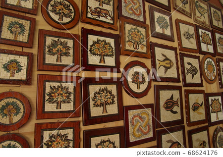 [約旦]馬達巴（Madaba），商店牆壁上掛著馬賽克藝術品 68624176